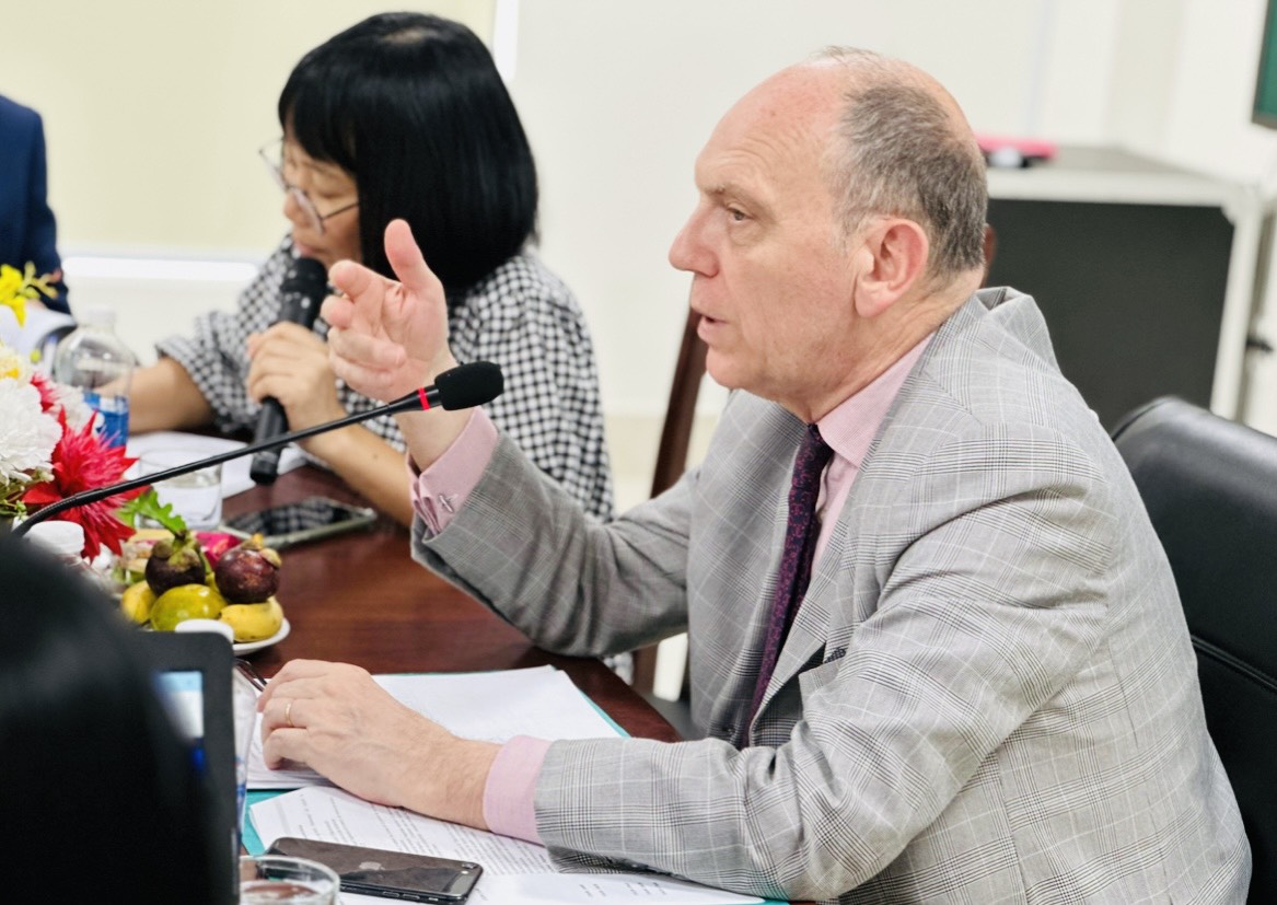 Ông Thierry Coudert tham luận, trao đổi tại hội thảo..jpg